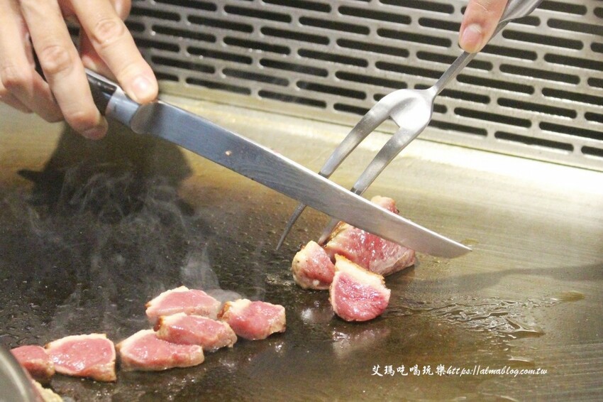 這家鐵板燒沒有豆芽菜！套餐185元內用飯、湯、杜老爺和紅茶無限供應，湯超多料耶