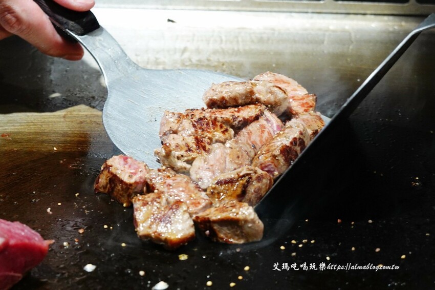 這家鐵板燒沒有豆芽菜！套餐185元內用飯、湯、杜老爺和紅茶無限供應，湯超多料耶