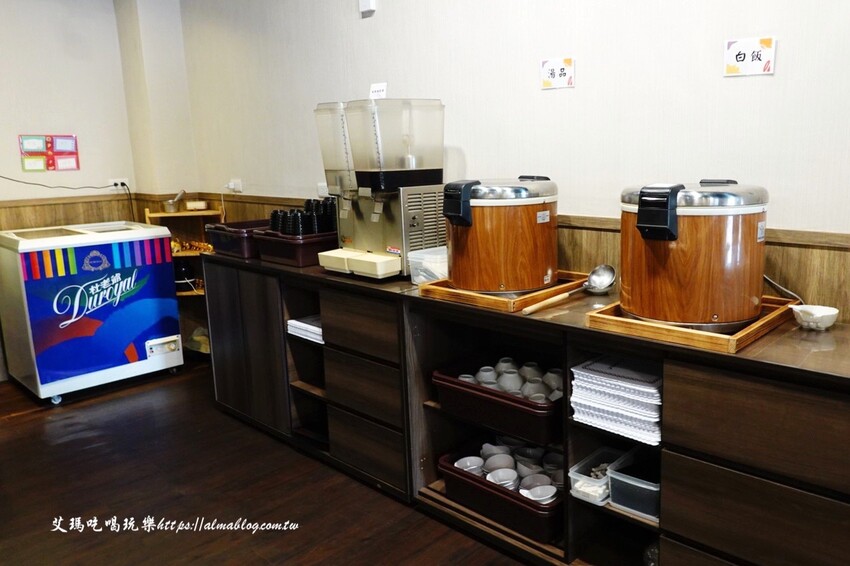 這家鐵板燒沒有豆芽菜！套餐185元內用飯、湯、杜老爺和紅茶無限供應，湯超多料耶