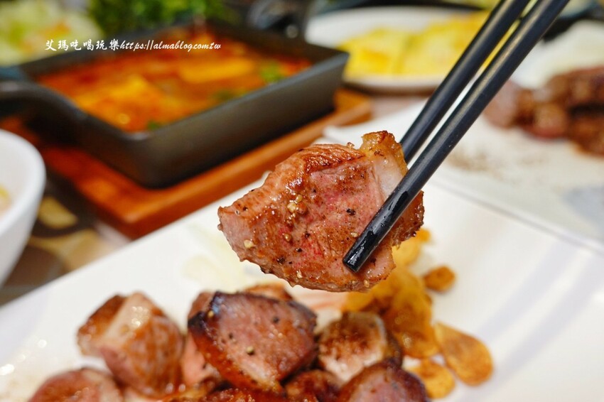 這家鐵板燒沒有豆芽菜！套餐185元內用飯、湯、杜老爺和紅茶無限供應，湯超多料耶