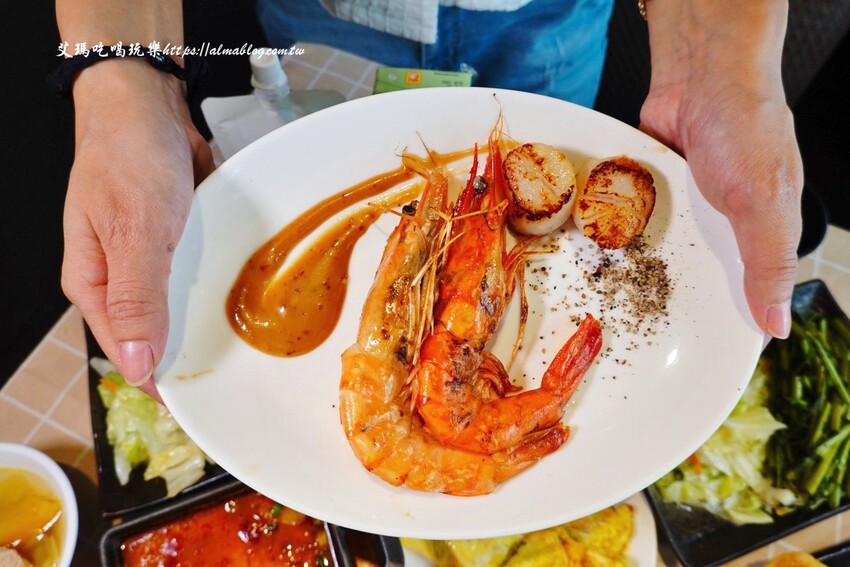 這家鐵板燒沒有豆芽菜！套餐185元內用飯、湯、杜老爺和紅茶無限供應，湯超多料耶