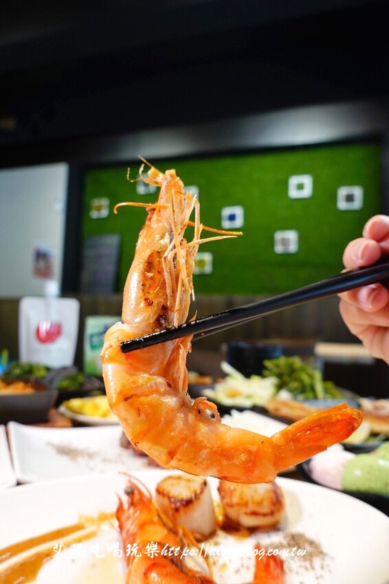 這家鐵板燒沒有豆芽菜！套餐185元內用飯、湯、杜老爺和紅茶無限供應，湯超多料耶