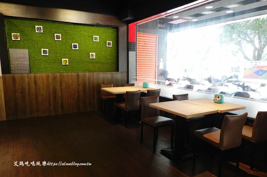 這家鐵板燒沒有豆芽菜！套餐185元內用飯、湯、杜老爺和紅茶無限供應，湯超多料耶