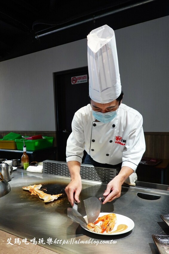 這家鐵板燒沒有豆芽菜！套餐185元內用飯、湯、杜老爺和紅茶無限供應，湯超多料耶