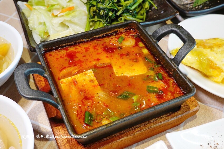 這家鐵板燒沒有豆芽菜！套餐185元內用飯、湯、杜老爺和紅茶無限供應，湯超多料耶