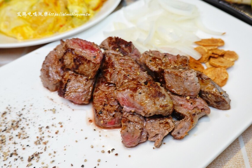 這家鐵板燒沒有豆芽菜！套餐185元內用飯、湯、杜老爺和紅茶無限供應，湯超多料耶