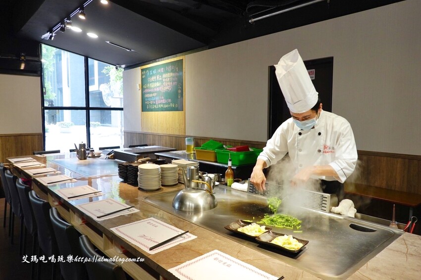 這家鐵板燒沒有豆芽菜！套餐185元內用飯、湯、杜老爺和紅茶無限供應，湯超多料耶