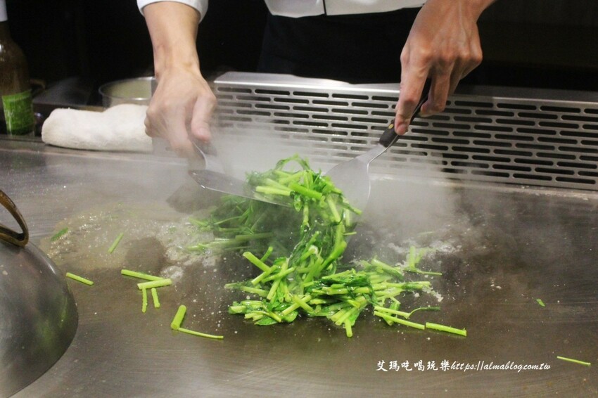 這家鐵板燒沒有豆芽菜！套餐185元內用飯、湯、杜老爺和紅茶無限供應，湯超多料耶