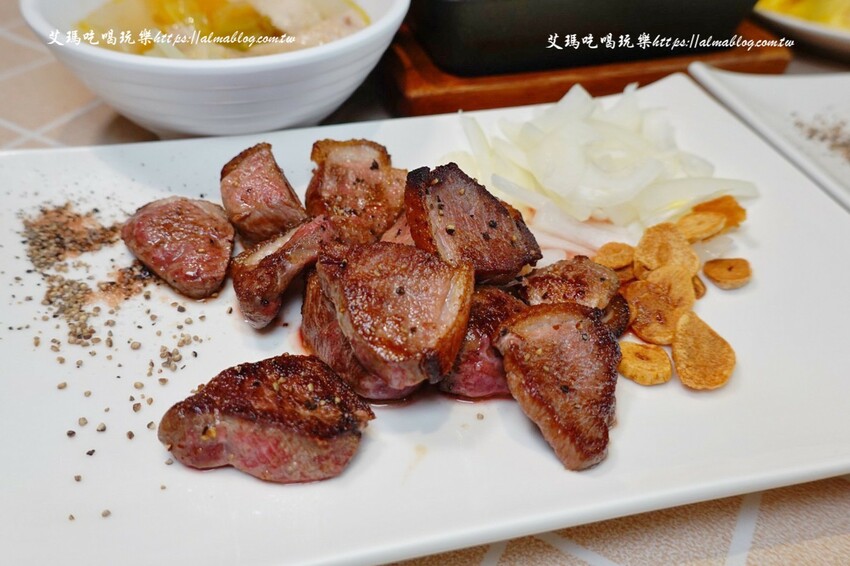 這家鐵板燒沒有豆芽菜！套餐185元內用飯、湯、杜老爺和紅茶無限供應，湯超多料耶