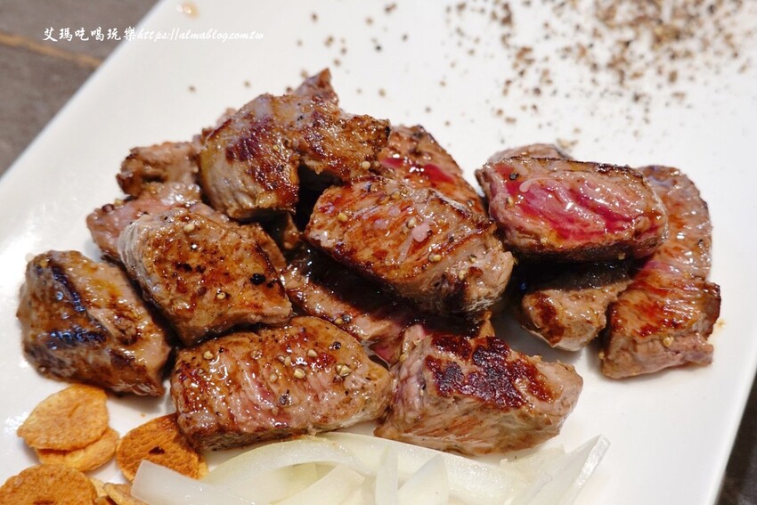 這家鐵板燒沒有豆芽菜！套餐185元內用飯、湯、杜老爺和紅茶無限供應，湯超多料耶