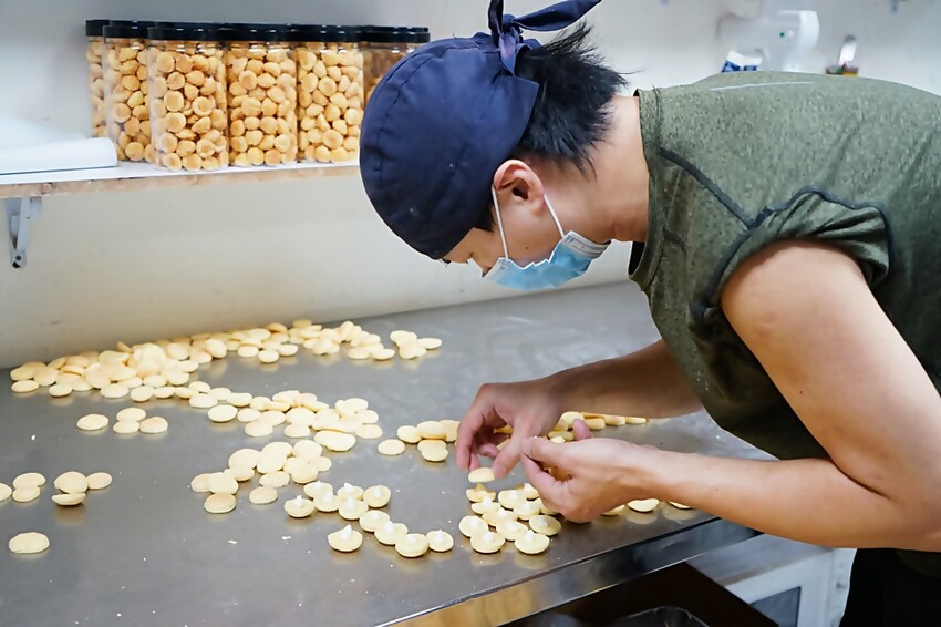 甜食控看過來!!台中18年烘焙老店推出經典長條蛋糕,自取享優惠、宅配限時免運,花小錢宅在家也能享受美好滋味!