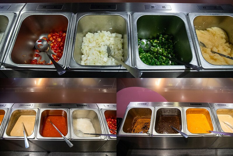 台南．中西區．最歡樂最大火鍋集團．樂多多集團．肉多多火鍋大遠百公園店．三人行，必有麻辣吃．三份套餐即贈一鍋爆炒川府麻辣鍋。