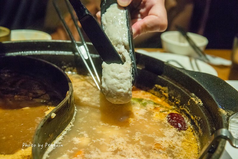 台南．中西區．最歡樂最大火鍋集團．樂多多集團．肉多多火鍋大遠百公園店．三人行，必有麻辣吃．三份套餐即贈一鍋爆炒川府麻辣鍋。