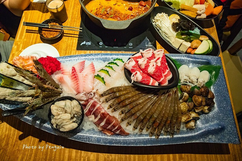 台南．中西區．最歡樂最大火鍋集團．樂多多集團．肉多多火鍋大遠百公園店．三人行，必有麻辣吃．三份套餐即贈一鍋爆炒川府麻辣鍋。