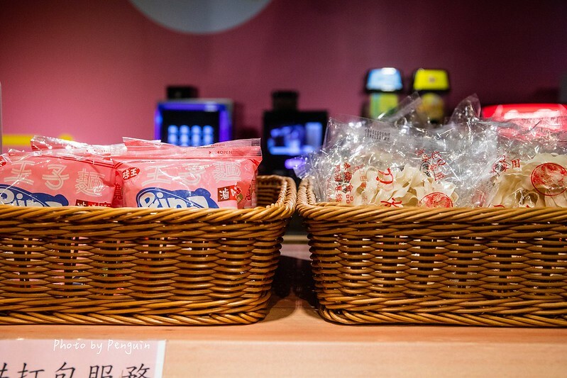 台南．中西區．最歡樂最大火鍋集團．樂多多集團．肉多多火鍋大遠百公園店．三人行，必有麻辣吃．三份套餐即贈一鍋爆炒川府麻辣鍋。