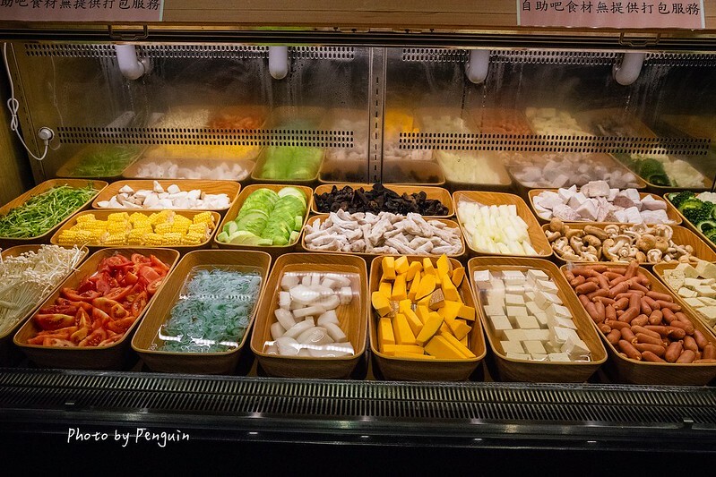 台南．中西區．最歡樂最大火鍋集團．樂多多集團．肉多多火鍋大遠百公園店．三人行，必有麻辣吃．三份套餐即贈一鍋爆炒川府麻辣鍋。