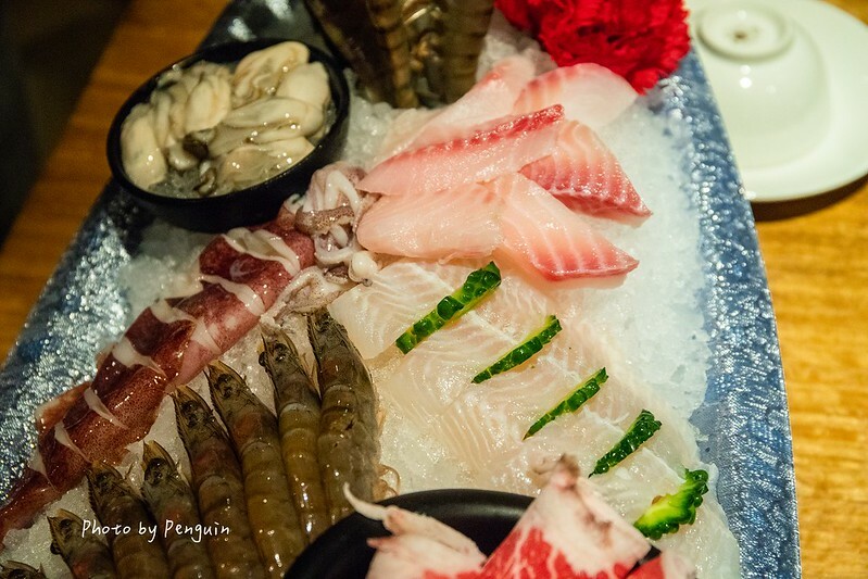 台南．中西區．最歡樂最大火鍋集團．樂多多集團．肉多多火鍋大遠百公園店．三人行，必有麻辣吃．三份套餐即贈一鍋爆炒川府麻辣鍋。