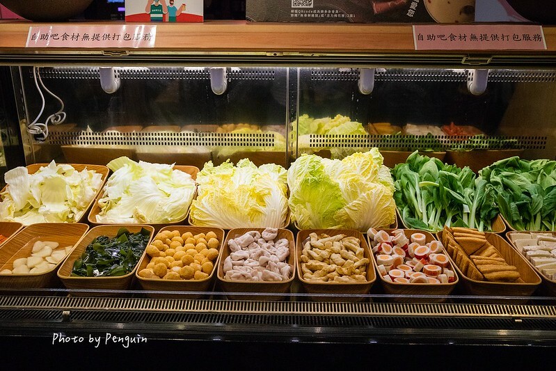 台南．中西區．最歡樂最大火鍋集團．樂多多集團．肉多多火鍋大遠百公園店．三人行，必有麻辣吃．三份套餐即贈一鍋爆炒川府麻辣鍋。