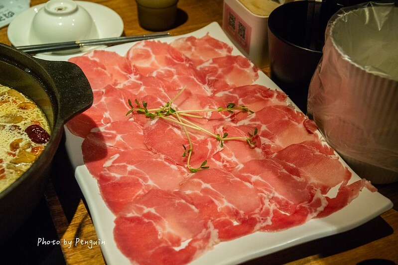 台南．中西區．最歡樂最大火鍋集團．樂多多集團．肉多多火鍋大遠百公園店．三人行，必有麻辣吃．三份套餐即贈一鍋爆炒川府麻辣鍋。