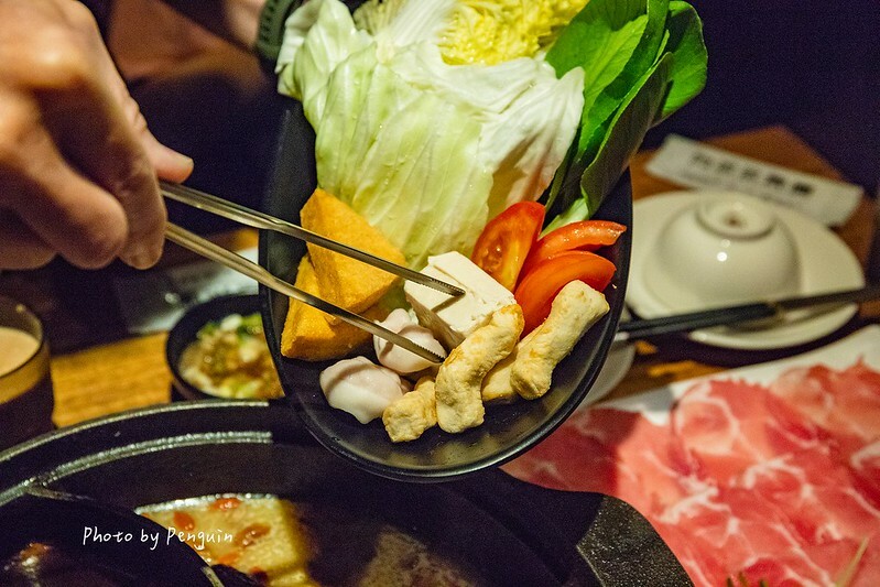 台南．中西區．最歡樂最大火鍋集團．樂多多集團．肉多多火鍋大遠百公園店．三人行，必有麻辣吃．三份套餐即贈一鍋爆炒川府麻辣鍋。