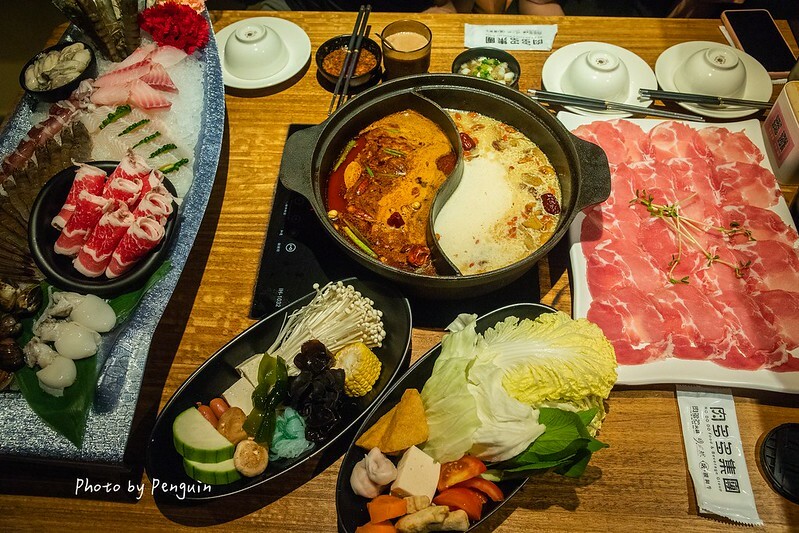 台南．中西區．最歡樂最大火鍋集團．樂多多集團．肉多多火鍋大遠百公園店．三人行，必有麻辣吃．三份套餐即贈一鍋爆炒川府麻辣鍋。