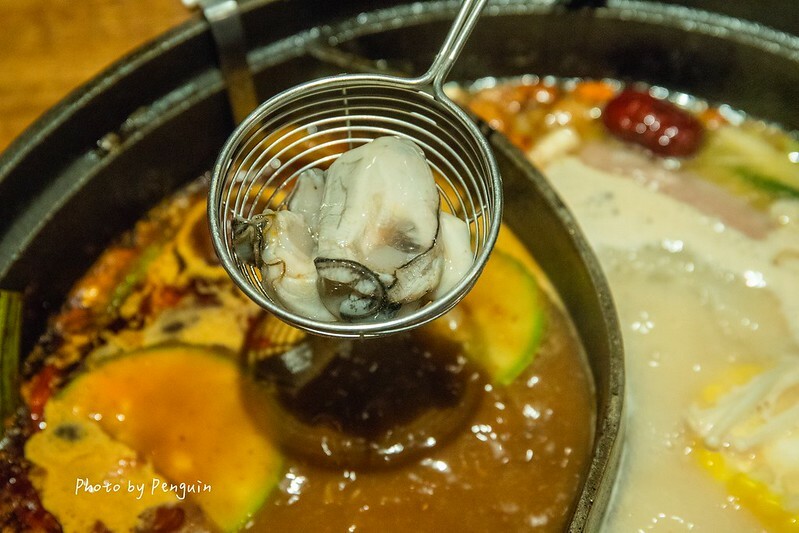 台南．中西區．最歡樂最大火鍋集團．樂多多集團．肉多多火鍋大遠百公園店．三人行，必有麻辣吃．三份套餐即贈一鍋爆炒川府麻辣鍋。