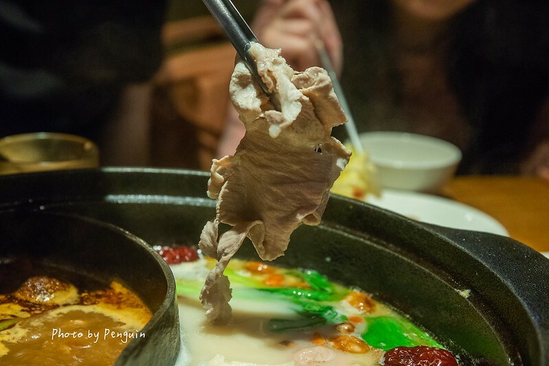 台南．中西區．最歡樂最大火鍋集團．樂多多集團．肉多多火鍋大遠百公園店．三人行，必有麻辣吃．三份套餐即贈一鍋爆炒川府麻辣鍋。