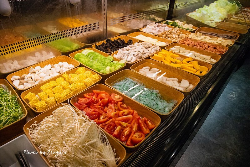 台南．中西區．最歡樂最大火鍋集團．樂多多集團．肉多多火鍋大遠百公園店．三人行，必有麻辣吃．三份套餐即贈一鍋爆炒川府麻辣鍋。