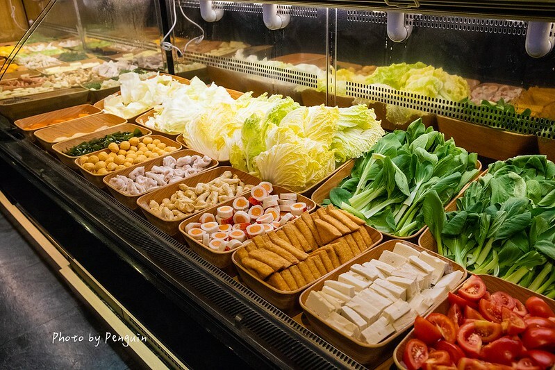 台南．中西區．最歡樂最大火鍋集團．樂多多集團．肉多多火鍋大遠百公園店．三人行，必有麻辣吃．三份套餐即贈一鍋爆炒川府麻辣鍋。