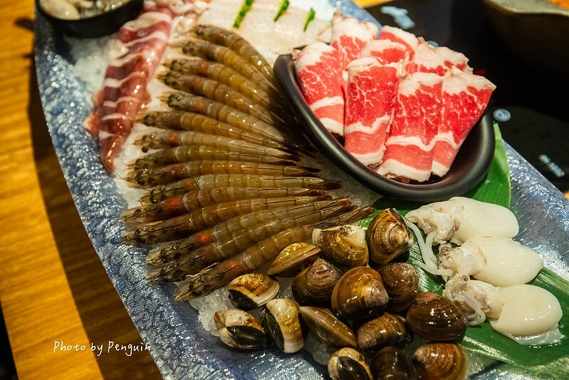 台南．中西區．最歡樂最大火鍋集團．樂多多集團．肉多多火鍋大遠百公園店．三人行，必有麻辣吃．三份套餐即贈一鍋爆炒川府麻辣鍋。