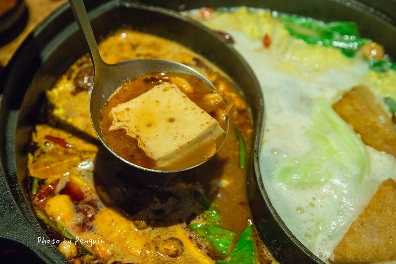 台南．中西區．最歡樂最大火鍋集團．樂多多集團．肉多多火鍋大遠百公園店．三人行，必有麻辣吃．三份套餐即贈一鍋爆炒川府麻辣鍋。