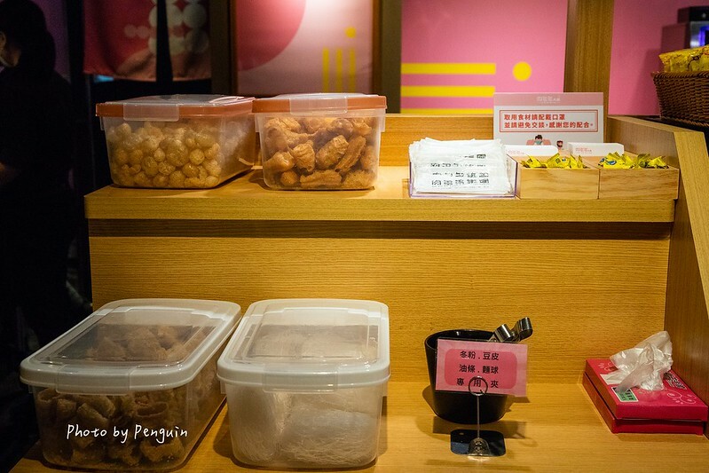 台南．中西區．最歡樂最大火鍋集團．樂多多集團．肉多多火鍋大遠百公園店．三人行，必有麻辣吃．三份套餐即贈一鍋爆炒川府麻辣鍋。