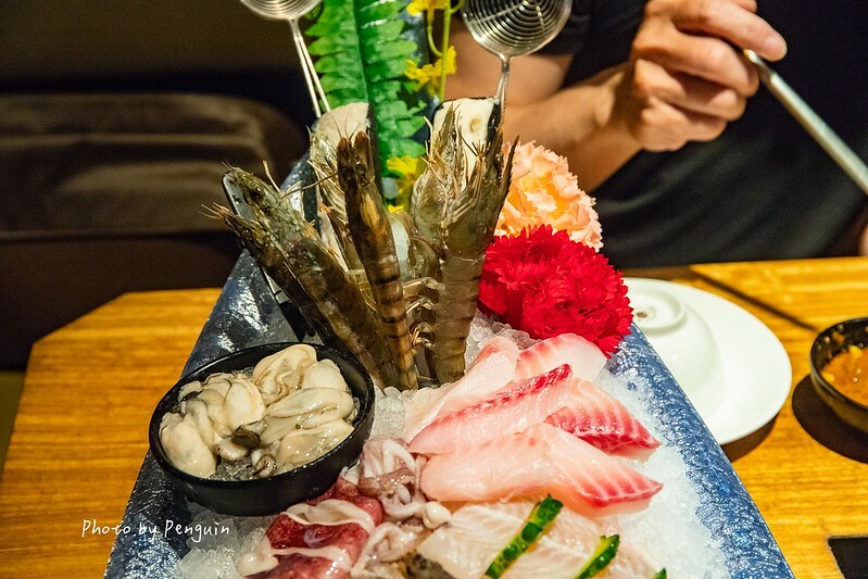 台南．中西區．最歡樂最大火鍋集團．樂多多集團．肉多多火鍋大遠百公園店．三人行，必有麻辣吃．三份套餐即贈一鍋爆炒川府麻辣鍋。