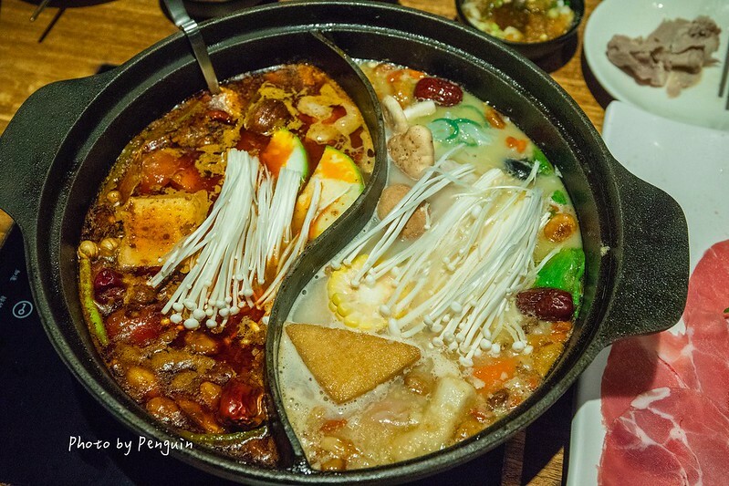 台南．中西區．最歡樂最大火鍋集團．樂多多集團．肉多多火鍋大遠百公園店．三人行，必有麻辣吃．三份套餐即贈一鍋爆炒川府麻辣鍋。