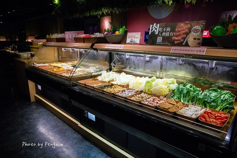 台南．中西區．最歡樂最大火鍋集團．樂多多集團．肉多多火鍋大遠百公園店．三人行，必有麻辣吃．三份套餐即贈一鍋爆炒川府麻辣鍋。