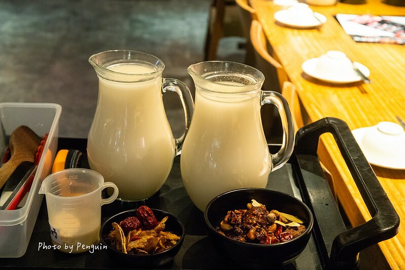 台南．中西區．最歡樂最大火鍋集團．樂多多集團．肉多多火鍋大遠百公園店．三人行，必有麻辣吃．三份套餐即贈一鍋爆炒川府麻辣鍋。