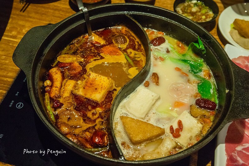 台南．中西區．最歡樂最大火鍋集團．樂多多集團．肉多多火鍋大遠百公園店．三人行，必有麻辣吃．三份套餐即贈一鍋爆炒川府麻辣鍋。