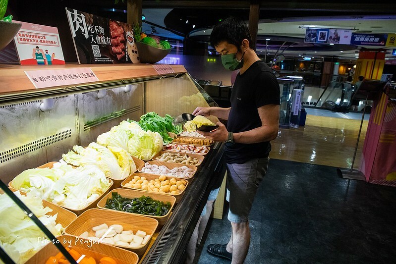 台南．中西區．最歡樂最大火鍋集團．樂多多集團．肉多多火鍋大遠百公園店．三人行，必有麻辣吃．三份套餐即贈一鍋爆炒川府麻辣鍋。