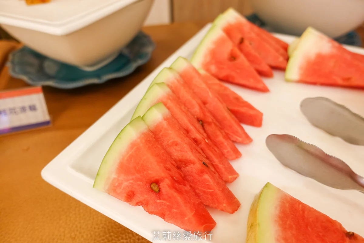 烤鴨+港點吃到飽599起！平日再打85折！近百道美食、脆皮烤鴨現場片鴨秀、熱呼呼推車港點、現調港式飲品甜點、現炒熱菜、港式熱粥...任選任吃超划算