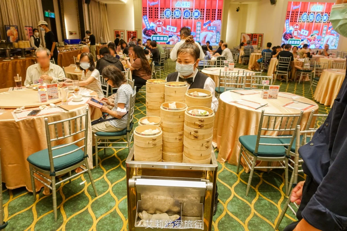 烤鴨+港點吃到飽599起！平日再打85折！近百道美食、脆皮烤鴨現場片鴨秀、熱呼呼推車港點、現調港式飲品甜點、現炒熱菜、港式熱粥...任選任吃超划算