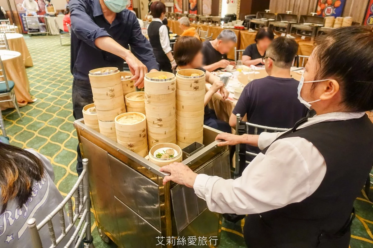 烤鴨+港點吃到飽599起！平日再打85折！近百道美食、脆皮烤鴨現場片鴨秀、熱呼呼推車港點、現調港式飲品甜點、現炒熱菜、港式熱粥...任選任吃超划算