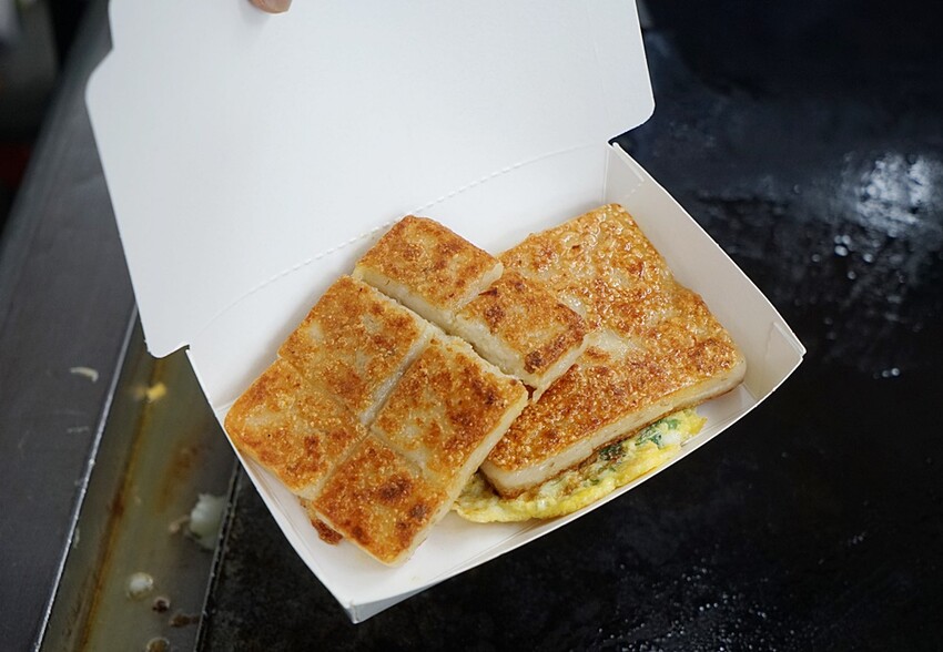 隱藏版黃金粉漿蛋餅，會牽絲ㄟ起司蛋餅，多到滿出來！這家從早吃到晚的銅板美食