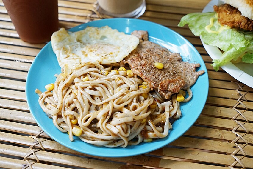 隱藏版黃金粉漿蛋餅，會牽絲ㄟ起司蛋餅，多到滿出來！這家從早吃到晚的銅板美食