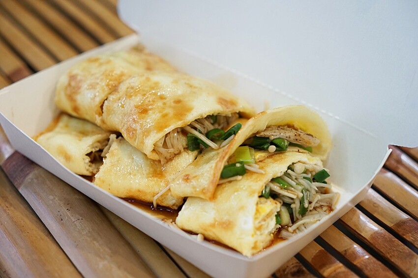 隱藏版黃金粉漿蛋餅，會牽絲ㄟ起司蛋餅，多到滿出來！這家從早吃到晚的銅板美食