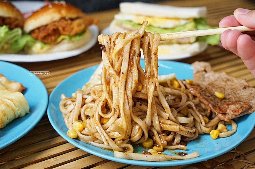 隱藏版黃金粉漿蛋餅，會牽絲ㄟ起司蛋餅，多到滿出來！這家從早吃到晚的銅板美食