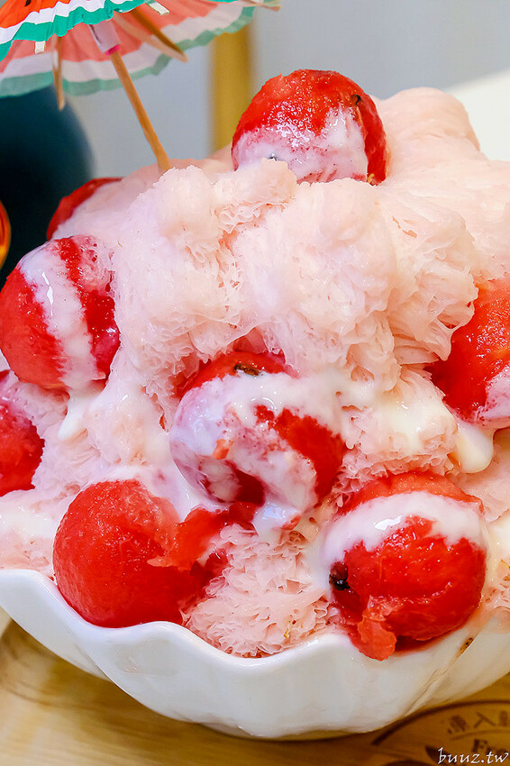 獨角獸雪怪冰、馬卡龍雪花冰,冰封仙果人氣雪花冰,粉色繽紛漸層,幫西瓜打針真可愛!