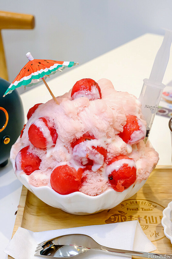 獨角獸雪怪冰、馬卡龍雪花冰,冰封仙果人氣雪花冰,粉色繽紛漸層,幫西瓜打針真可愛!