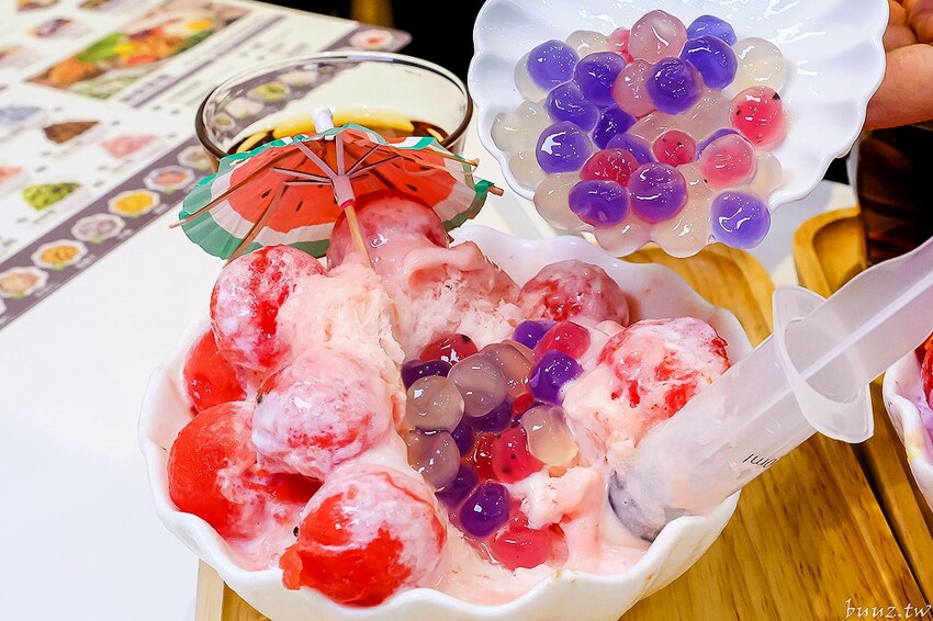 獨角獸雪怪冰、馬卡龍雪花冰,冰封仙果人氣雪花冰,粉色繽紛漸層,幫西瓜打針真可愛!