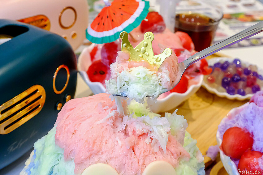 獨角獸雪怪冰、馬卡龍雪花冰,冰封仙果人氣雪花冰,粉色繽紛漸層,幫西瓜打針真可愛!