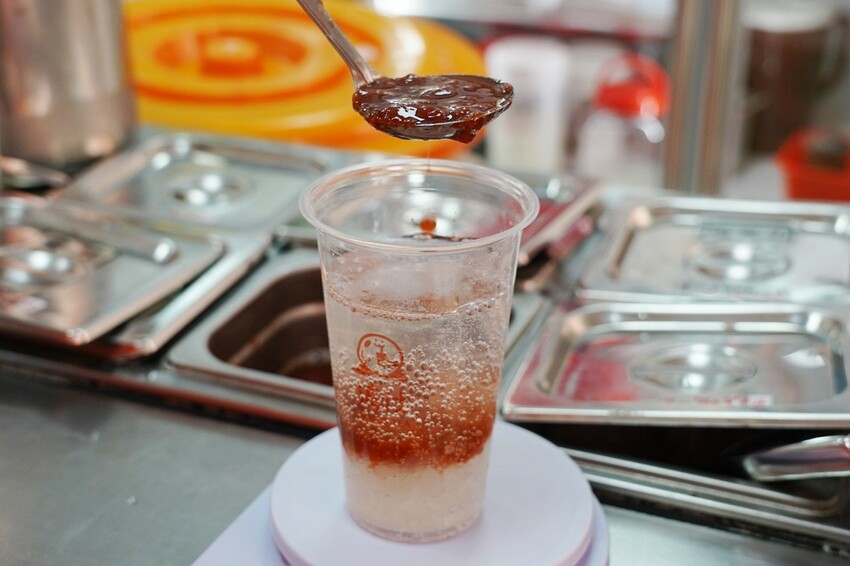 這家草莓季好用心!自家手工草莓醬有厲害,草莓蜜雪、草莓優啵、愛煉吐司,冬季燒仙草珍Q、珍香也來一杯~